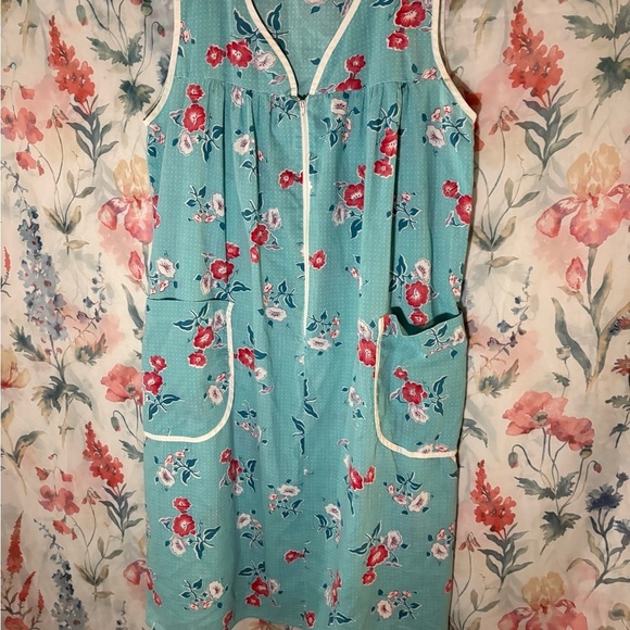 Vintage Floral Sleeveless Nightgown with Pockets - Picture 2 of 5